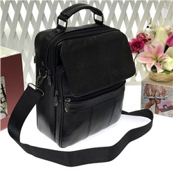 Мужская сумка Biznes формата А5 из мягкой натуральной кожи с ремнем через плечо чёрного цвета.