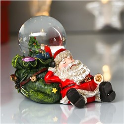 Сувенир полистоун водяной шар "Дед Мороз спит на мешке с подарками" d=4,5 см 7,5х6,5х10 см