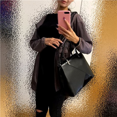 Классическая женская сумка Euphoria из натуральной кожи черного цвета.