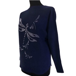 Размер единый 42-46. Мягкий женский свитер Freshness цвета темный индиго с рисунком "Стрекоза".