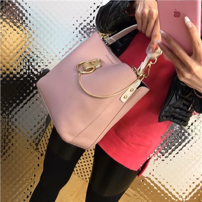 Классическая сумочка Omnia_Gold с широким ремнем через плечо из матовой эко-кожи цвета розовой пудры. (белый фон)