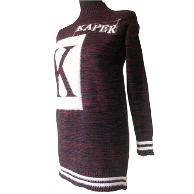 Размер единый 42-46. Удлиненный свитер Bizarre темно-сливового цвета c контрастными нитями и нашивкой.