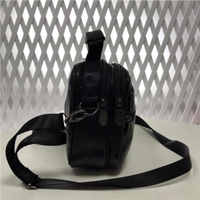 Мужская сумка Ferdinar из мягкой натуральной кожи с ремнем через плечо чёрного цвета.