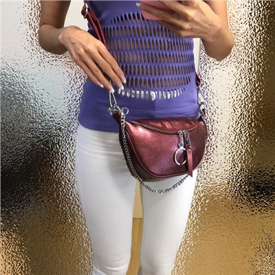 Миниатюрная сумочка Saboe из зеркальной кожи через плечо гранатового цвета.