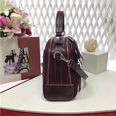 Лаконичная сумочка Vittoria из натуральной кожи в сочетании с натуральной замшей сливового цвета.