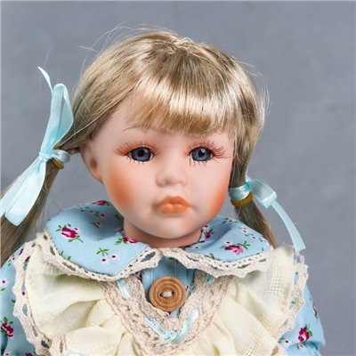 Кукла коллекционная керамика "Света в бежево-голубом платье с цветами, с мишкой" 30 см