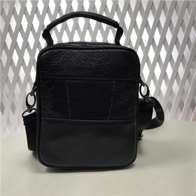 Мужская сумка Zen из мягкой натуральной кожи с ремнем через плечо чёрного цвета.
