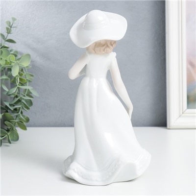 Сувенир керамика "Девочка с цветами и в шляпке" 19,7х8,5х11,3 см