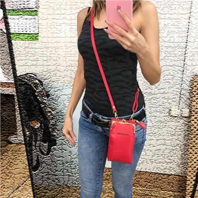 Эргономичная сумочка с кармашком на застёжке-поцелуйчике Maex красно-клубничного цвета.