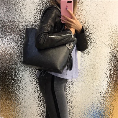 Трендовая сумочка Mahito из матовой эко-кожи чёрного цвета.