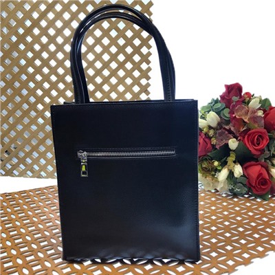 Стильная сумка Teviez из гладкой натуральной кожи с полимерным покрытием чёрного цвета.