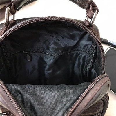 Мужская сумка Code из мягкой натуральной кожи с ремнем через плечо кофейного цвета.