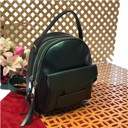 Миниатюрный сумка-рюкзачок Toffy из качественной натуральной кожи цвета изумрудного перламутра.