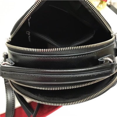 Стильная сумка Amaretto из натуральной кожи с ремнем через плечо чёрного цвета.