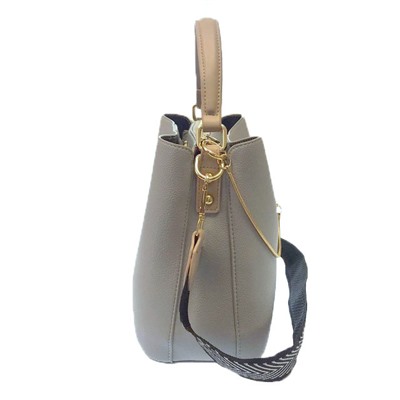 Классическая сумочка Omnia_Gold с широким ремнем через плечо из матовой эко-кожи дымчато-голубого цвета. (белый фон)
