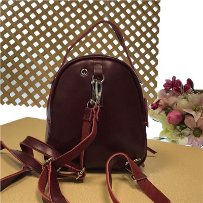 Миниатюрный сумка-рюкзачок Zain из качественной натуральной кожи цвета спелой вишни.