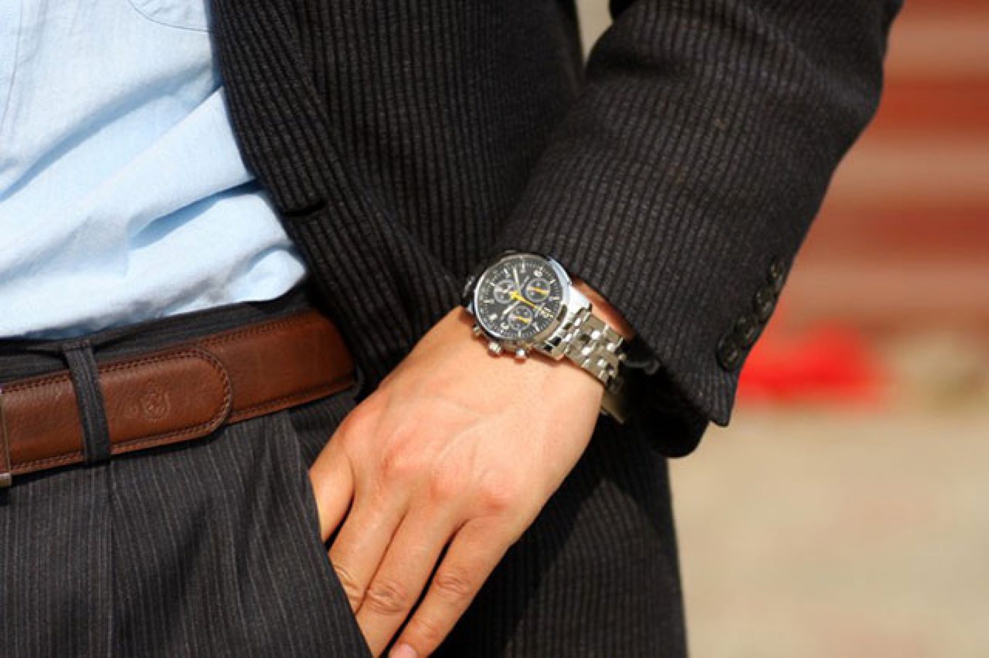 Как правильно надевать часы. Наручные часы Tissot t17.1.586.52. Мужские часы тиссот на браслете. Швейцарские часы на руке. Мужские часы на руке.