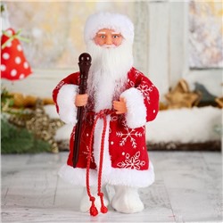 Дед Мороз, в красной шубе и валенках, с посохом, без музыки, двигается