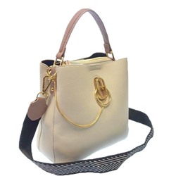 Классическая сумочка Omnia_Gold с широким ремнем через плечо из матовой эко-кожи цвета топлёного молока. (белый фон)