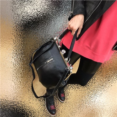 Дизайнерская сумочка El_Sound из матовой мелкозернистой кожи с замочком "поцелуйчик" черного цвета.