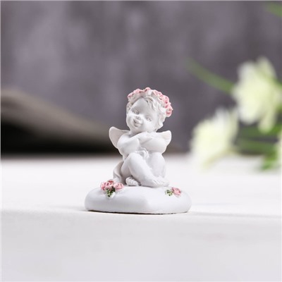 Сувенир полистоун "Ангелок сидит на сердце" в венке из роз, МИКС, 3,5х3х4 см