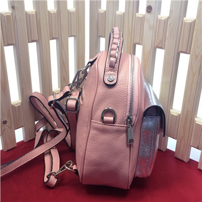Модная сумка-рюкзак Weekend из дорогой мелкозернистой натуральной кожи нежно-розового цвета.
