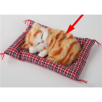 Маленький спящий котенок на коврике M01 со звуком.