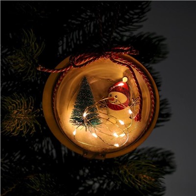 Новогодний шар с деревянной фигуркой и подсветкой «Снеговик и ёлка» 12х12 см