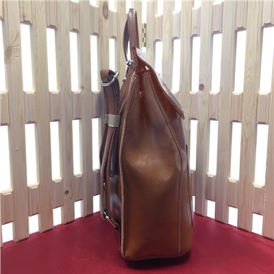 Стильная сумка-рюкзак Drummer формата А4 из прочной качественной натуральной кожи цвета каштана.