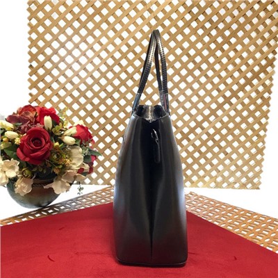 Классическая женская сумка Euphoria из натуральной кожи черного цвета.