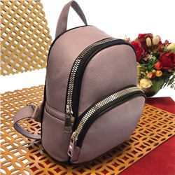 Модный рюкзачок Evelin из прочной эко-кожи с массивной фурнитурой нежно-пурпурногоцвета.
