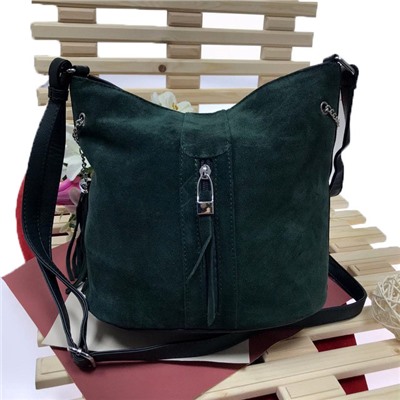 Стильная сумка Mondiale с ремнем через плечо из натуральной замши и эко-кожи цвета зелёного опала.