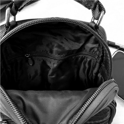 Мужская сумка Fucser среднего размера из мягкой натуральной кожи с ремнем через плечо чёрного цвета.