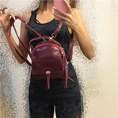 Миниатюрный сумка-рюкзачок Zain из качественной натуральной кожи цвета спелой вишни.
