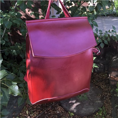 Стильная женская сумка-рюкзак Floris_Astra из натуральной кожи красного цвета.