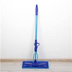 Швабра для мытья пола плоская со складным отжимом Доляна, насадка микрофибра 32×9 см, телескопическая ручка 77-114 см, цвет синий
