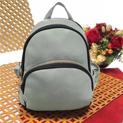Модный рюкзачок Evelin из прочной эко-кожи с массивной фурнитурой мятного цвета.