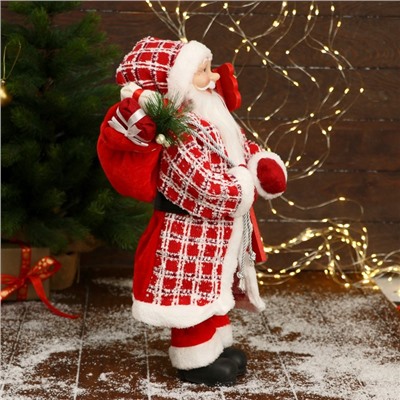 Дед Мороз "В красной клетчатой шубе, с табличкой и подарками" 25х45 см