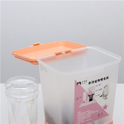 Комплекс: контейнер для корма 38х22х34 см (1,5 кг), съемная миска и поилка, персиковый