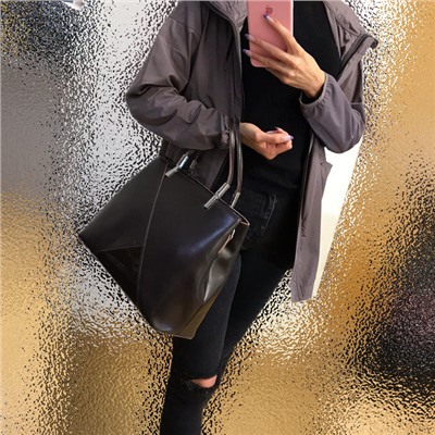 Классическая женская сумка Euphoria из натуральной кожи кофейного цвета.