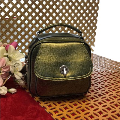 Современный сумка-рюкзачок Teo из качественной натуральной кожи золотистого цвета.