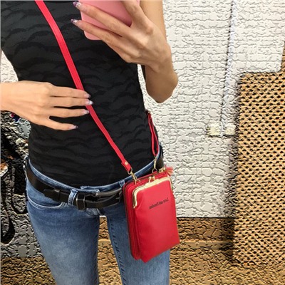 Эргономичная сумочка с кармашком на застёжке-поцелуйчике Maex красно-клубничного цвета.