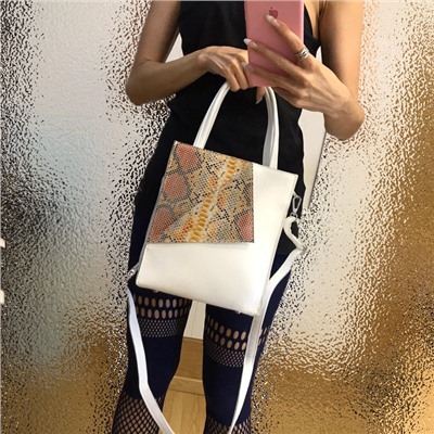 Стильная сумка Teviez из гладкой натуральной кожи с полимерным покрытием белого цвета.
