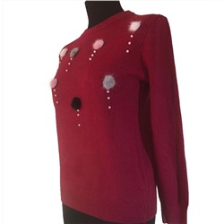 Размер единый 42-46. Шикарный свитер Daily рубинового цвета с бусинами под жемчуг и украшениями из натурального меха.