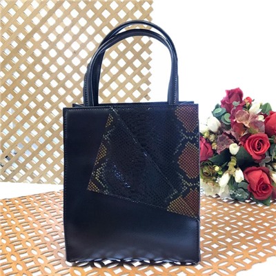 Стильная сумка Teviez из гладкой натуральной кожи с полимерным покрытием чёрного цвета.