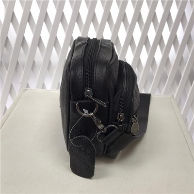 Модная мужская сумка Bonum из мягкой натуральной кожи с ремнем через плечо чёрного цвета.