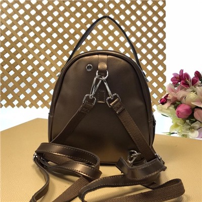 Миниатюрный сумка-рюкзачок Toffy из качественной натуральной кожи бронзового цвета.