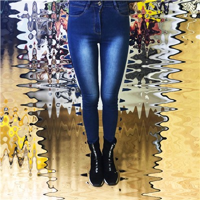 Размер 26. Рост 165-170. Классические женские джинсы Freedom со стильной прострочкой из стрейч материала цвета синий кобальт.