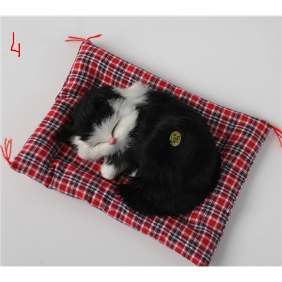 Маленький спящий котенок на коврике M01 со звуком.