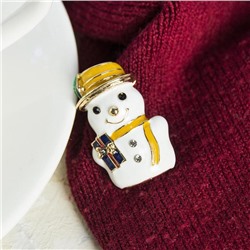 Брошь "Новогодняя сказка" снеговик с подарком, цветная в серебре